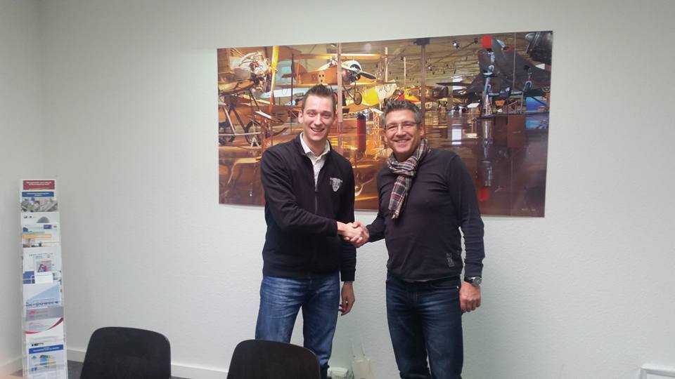 Niek Besuijen (links), Geschäftsführer der niederländischen Firma Excentr B.V. und Guido Wimmer (Geschäftsführer des Aachener Unternehmens HD-Power) freuen sich auf eine gute Zusammenarbeit. Foto: Chmel