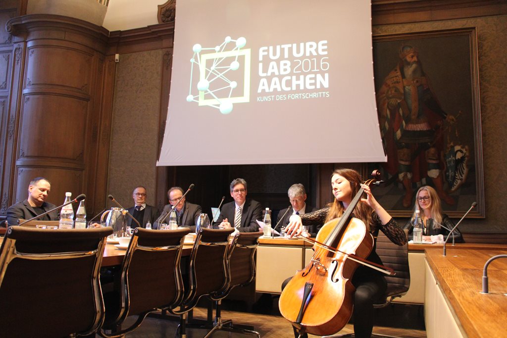 Die Cellistin Elif Buğu Ünlüsoy (Hochschule für Musik und Tanz Köln, Standort Aachen) stimmte im Ratssaal auf das „FutureLab“ ein. © Stadt Aachen/Nadine Jungblut