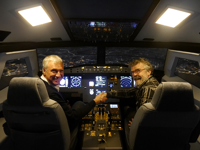 Wolfgang Graulich (rechts) hat die Flugstunde sichtlich genossen und die Herausforderungen souverän gemeistert. © Frank Fäller