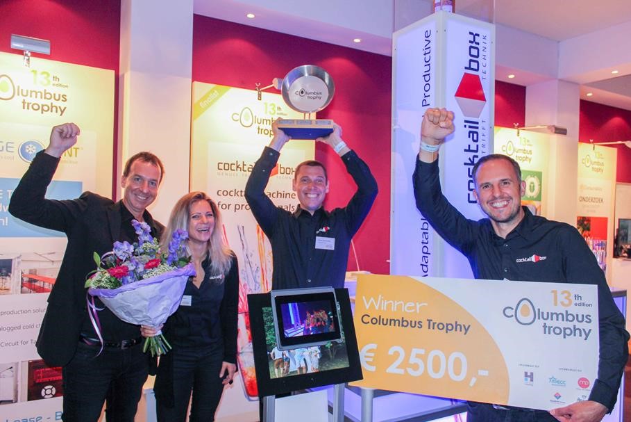 Die Preisträger (von links nach rechts): Vertriebsleiter Jürgen Voigt, Marketingleiterin Melanie Förster, und die Geschäftsführer Timm Kasischke und Christoph Poos freuen sich über die erhaltene Auszeichnung des europäischen Wettbewerbs in Maastricht. Foto: cocktail-box