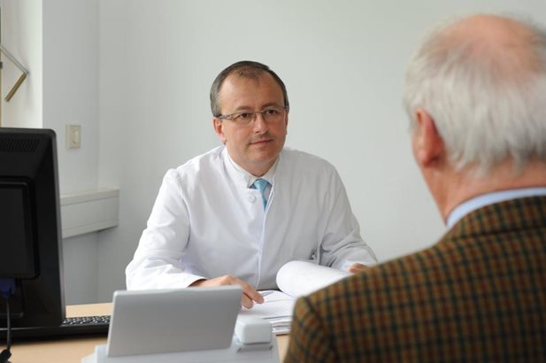 Professor Akcetin im Gespräch mit einem Patienten. Foto: ny